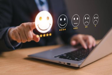 Anket iş tecrübesi geri bildirim servisi. Müşteri memnuniyeti araştırması konsepti. Müşteri çevrimiçi olarak 5 yıldızlı memnuniyet derecelendirme uygulaması kullanıyor. Ürün kalitesini değerlendir