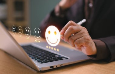 Anket iş tecrübesi geri bildirim servisi. Müşteri memnuniyeti araştırması konsepti. Müşteri kullanıcı kullanırken mutlu yüz ifadesi 5 yıldızlı memnuniyet derecesi çevrimiçi uygulama. Ürün kalitesini kontrol et