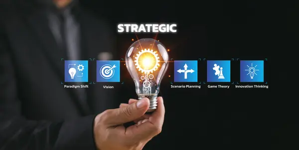 Stratejik başarı planlama kavramı. Liderlik, iş objektif stratejisine odaklan. Takım çalışması yönetim fikri için satranç oyunu olarak lider vizyon. Yönetici ampul tutuyor, iş fırsatı hedefi