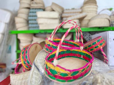 Rattan 'dan gelen el yapımı meyve sepetleri çevre dostu ve mikro işletmelere yardım eder.