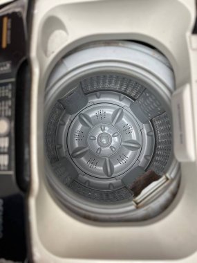 Çamaşır makinesinde çamaşır yıka sonra çamaşırları çamaşır ipinde sırayla kurula.