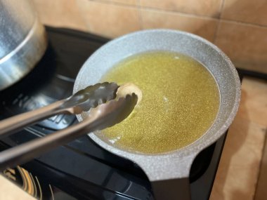 Pempek adı verilen kızarmış köfte otantik bir Palembang Endonezya yemeğidir.