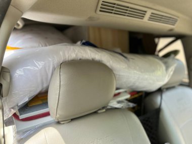 Arabada bir sürü şey taşıyordu, kutu, elektronik eşya, fabrika, ev eşyaları gibi.