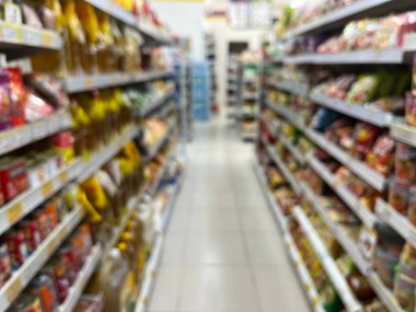 Aperatifler, yiyecekler, içecekler ve diğer mallar gibi çeşitli tüketici ürünleri olan marketler.