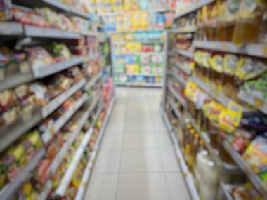 Aperatifler, yiyecekler, içecekler ve diğer mallar gibi çeşitli tüketici ürünleri olan marketler.