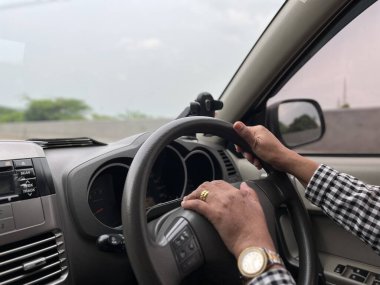 Araba gösterge paneli, sokak manzarası ve bulanık yol arkaplanı fotoğrafı