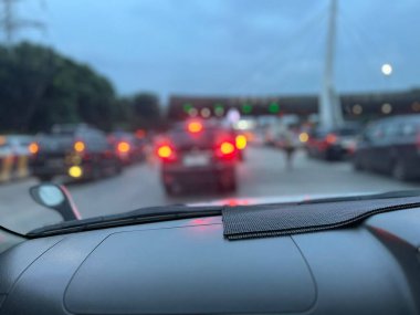 Araba gösterge paneli, sokak manzarası ve bulanık yol arkaplanı fotoğrafı