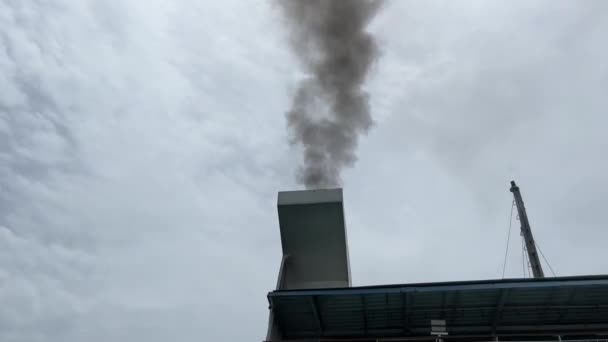 船舶排气管的黑烟造成空气污染 — 图库视频影像