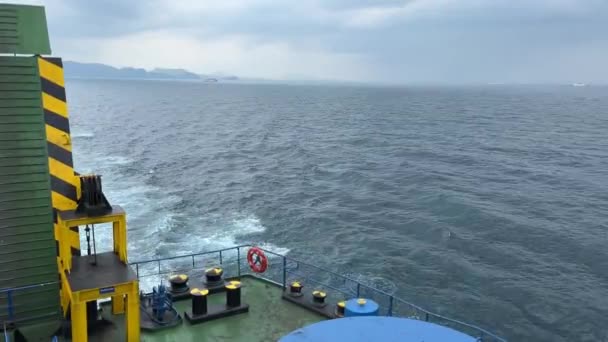 Ferry Schip Met Lucht Bergen Zee Achtergrond — Stockvideo