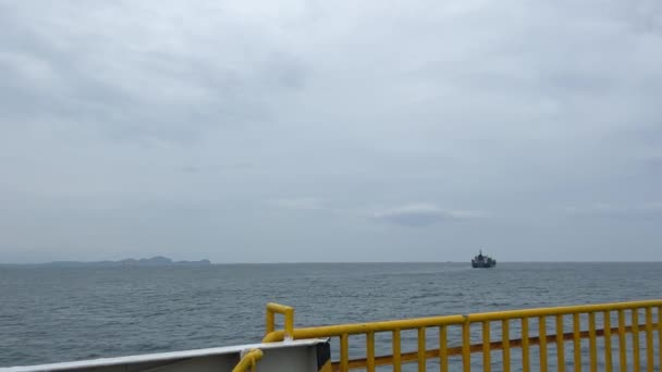 Ferry Schip Met Lucht Bergen Zee Achtergrond — Stockvideo