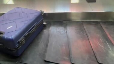 Lojistik Ulaşım için Modern Seyahat Terminalindeki Havaalanı Bagaj Atlıkarıncasında. Havaalanı terminali içinde sessiz, boş bir bagaj atlıkarınca. Paslanmaz çelik yüzeyler ve taşıma bantları seyahat altyapısı, lojistik ve ulaşımı temsil etmektedir..