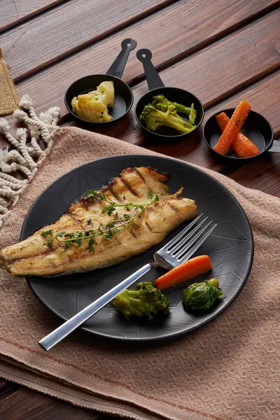 Ein Teller Makrele Mit Gekochtem Gemüse Auf Einem Holzboden — Stockfoto