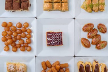 Yukarıdan bir grup Türk tatlısının fotoğrafı