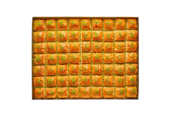 Bir tepsi Türk baklava şekeri. Fıstıkla doldurulmuş, beyaz arka planda izole edilmiş.