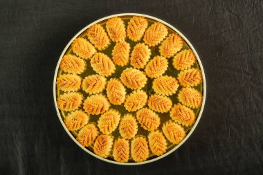 Arap şeker kutuları. Yukarıdan, susamlı, şam fıstıklı, hurma ve cevizli çeşitli şekil ve tatlıları gösteren bir resim..