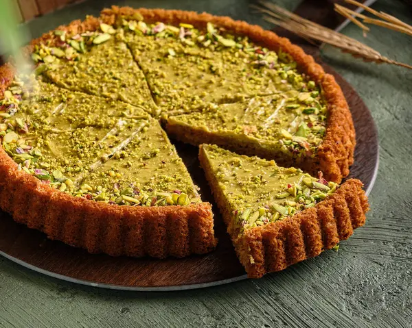 Yeşil arka planda fıstıklı kek