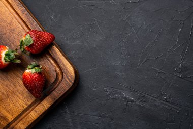 Siyah arkaplanda çilek kabının üst görünümü