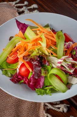 Yapraklı sebze salatasının fotoğrafını kapat.