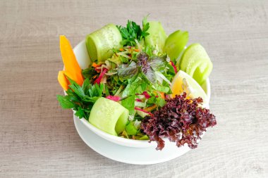 Maydanozlu yeşil sebze salatası.