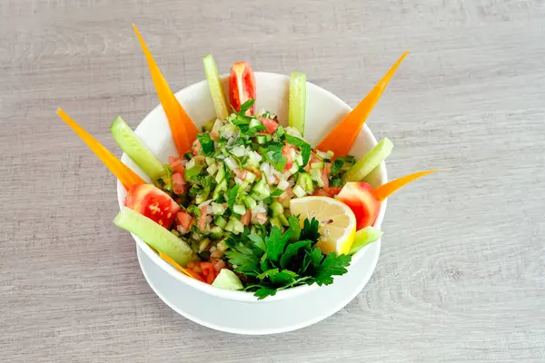 Maydanozlu yeşil sebze salatası.