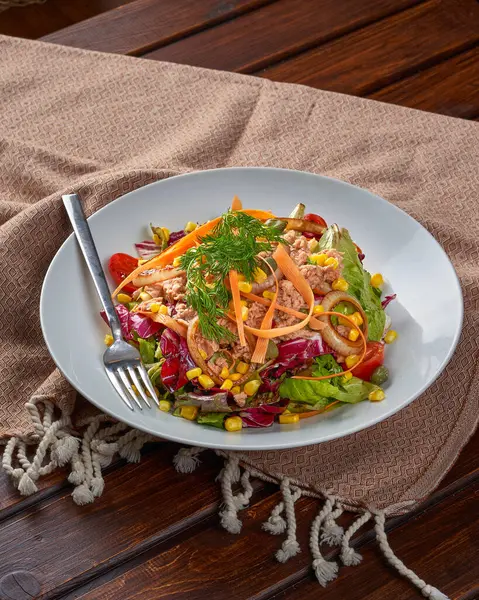 Yapraklı yeşil ton balığı salatası.