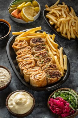 Aperatifli bir tabak tavuk ve kuzu shawarma.