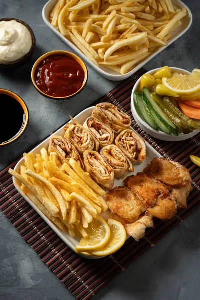 Bir tabak tavuklu shawarma tabağı ve mezeler.