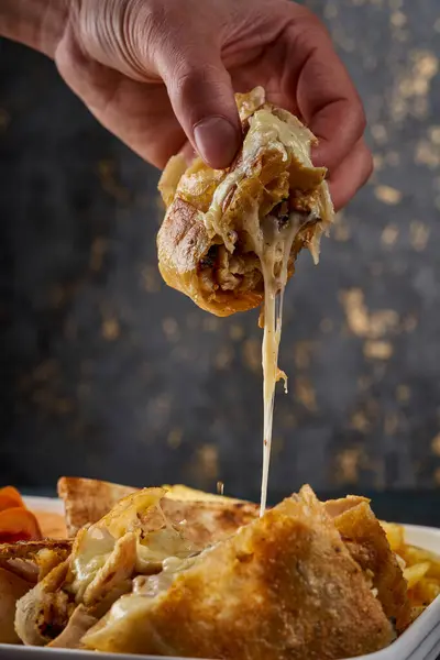 Eine Person Hält Ein Stück Shawarma Und Kommt Geschmolzener Käse — Stockfoto