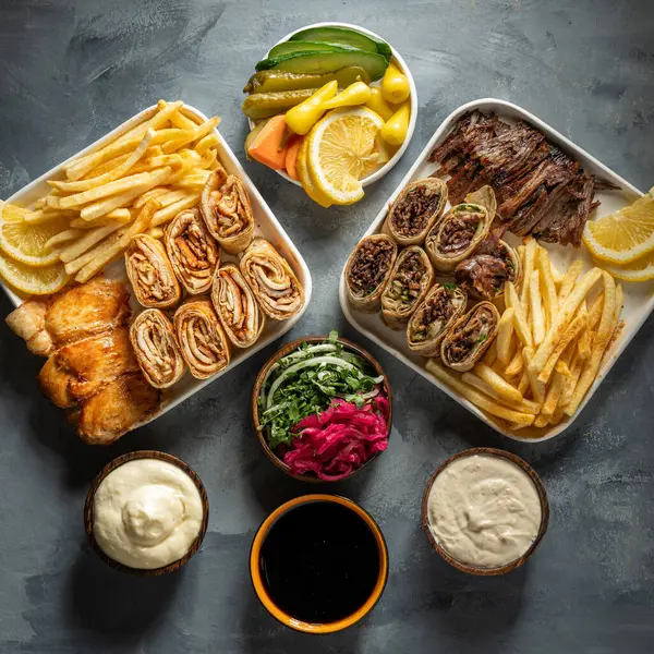 Aperatifli bir tabak tavuk ve kuzu shawarma.