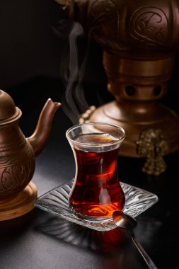 Bakır kaplar ve çaydanlıklı Türk çay fincanı