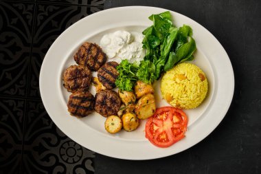 Pirinç ve sebzeli kofta yemeği.