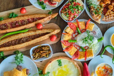 Çeşitli et yemekleri ve Türk hamur işleri