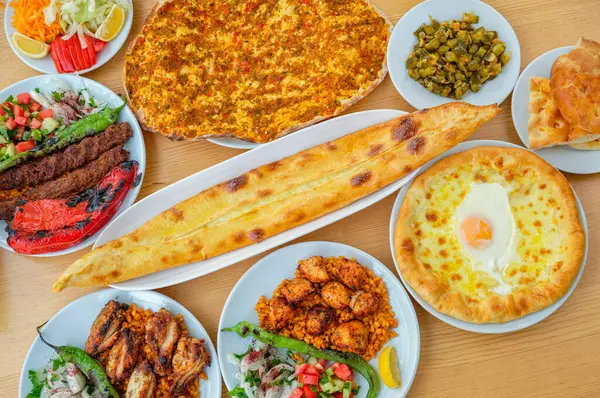 Et yemekleri, hamur işleri ve Türk mezeleri