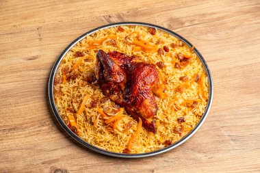 Ahşap bir zeminde Bukhari pirinç mansaf