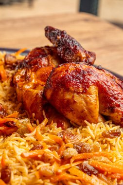 Ahşap bir zeminde Bukhari pirinç mansaf