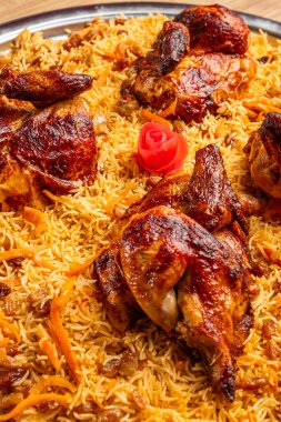 Ahşap bir zeminde Bukhari pirinç mansaf