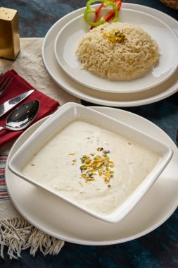 Et ve pirinçle pişirilmiş yoğurt yemeği.