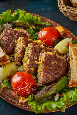 Peynir ve fıstıkla doldurulmuş bir tabak Majooka kibbeh.