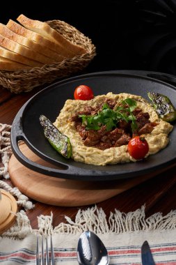 Baba ghanoush ile kuzu eti fotoğrafı.