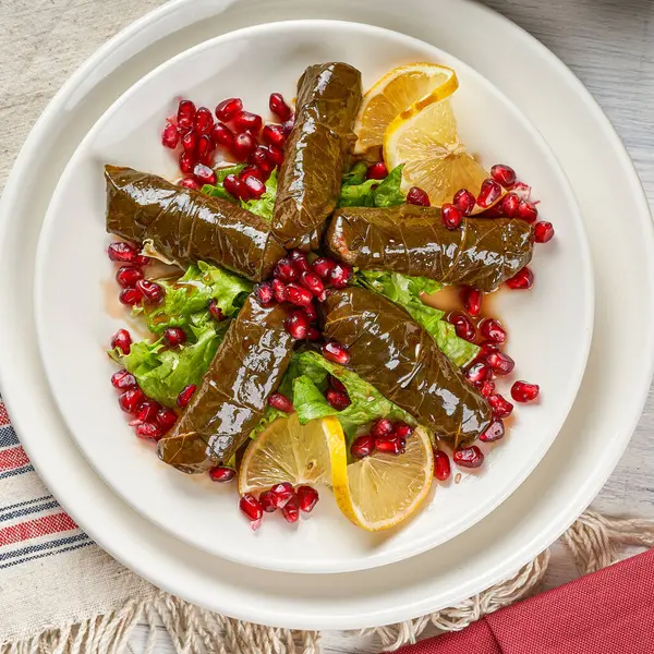 Pirinç ve etle doldurulmuş üzüm yaprakları, popüler bir Türk-Arap aperatifi