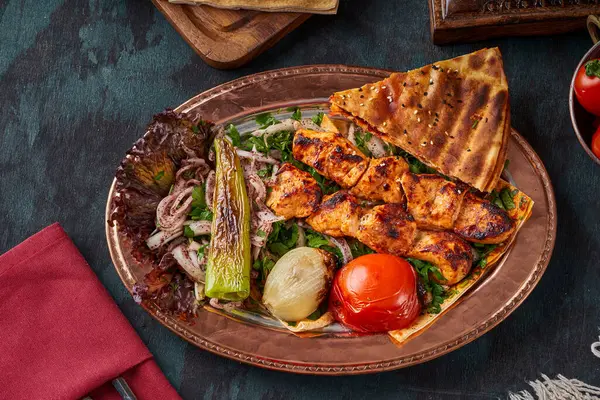 Kızarmış tavuk göğsü ve aperatifler.