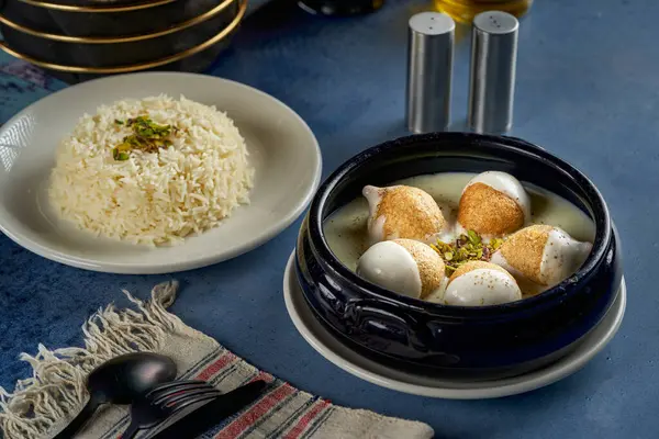 Pirinçli sütle pişirilmiş bir kibbe yemeği (kebbeh labneh)