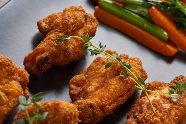 Lezzetli kızarmış tavuğun yakın görüntüsü