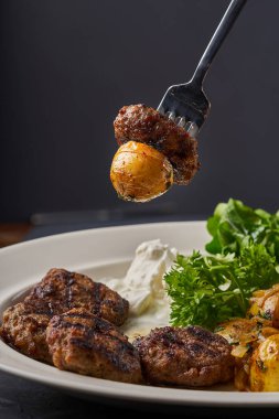 Kızarmış patatesli et.