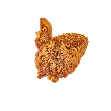 Kızarmış tavuk kanadı, beyaz arka planda izole edilmiş.