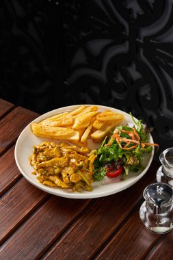 Mantar soslu tavuk yemeği, sebze ve patates kızartması.