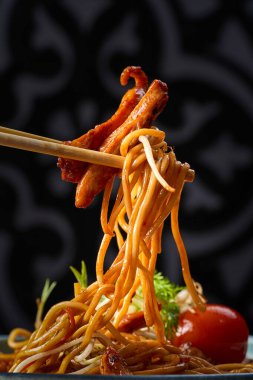 Bir kase erişteye yakın çekim ve otlu tavuk.