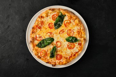Topview 'in peynir ve sosisli pizza fotoğrafı.