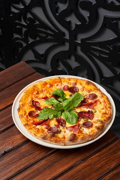 Topview 'in peynir ve sosisli pizza fotoğrafı.