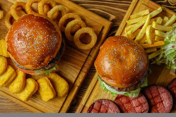 Etli çeşitli hamburger yemekleri.